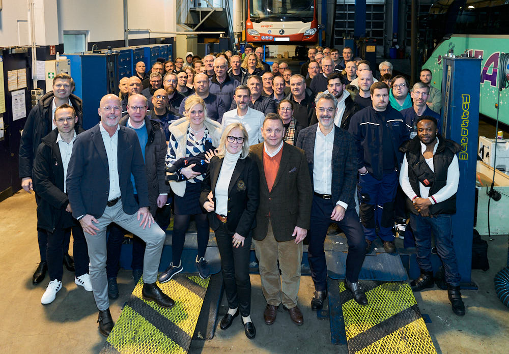 Gruppenbild der alten und neuen Geschäftsführung vor den Boeckels Mitarbeitern in Willich.