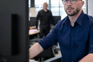 Bild eines Mitarbeiters der Herbrand Gruppe, zu der auch Boeckels gehört, am Schreibtisch.