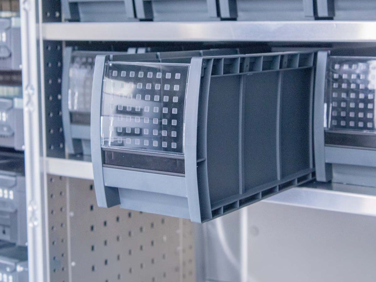 Herausnehmbare Kleinteilbox aus Aluminium für das Regalsystem im Innenausbau von Boeckels
